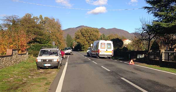 Panicaglia. Jeep tampona auto, un ferito lieve