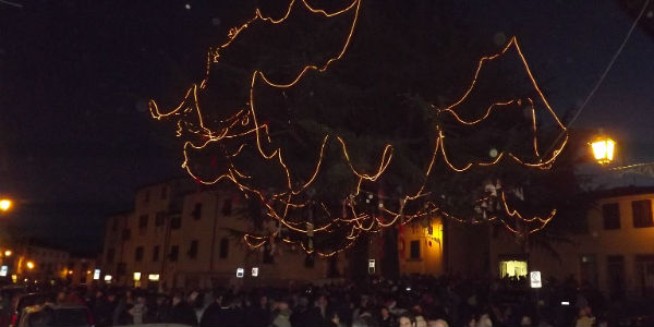 L’accensione del Cedro in Piazza del Poggio