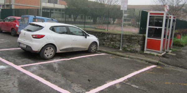 Borgo. Parcheggio rosa davanti alla scuola