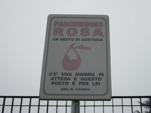 Borgo. Parcheggio rosa davanti alla scuola