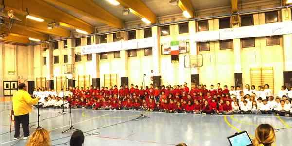 Borgo. Palazzetto pieno per i canti di Natale dei bimbi. Foto...
