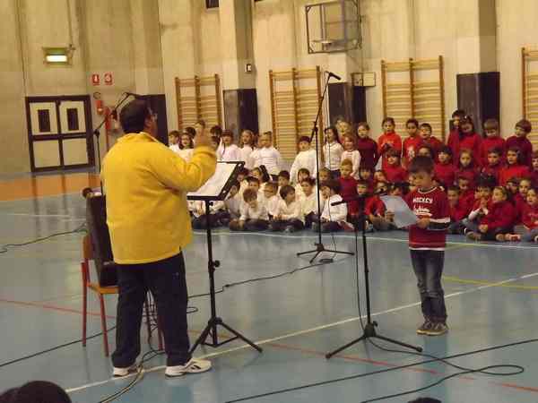 Borgo. Palazzetto pieno per i canti di Natale dei bimbi. Foto...