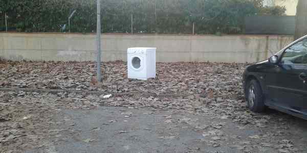 Borgo. Lavatrice... in sosta. Abbandonata tra le auto