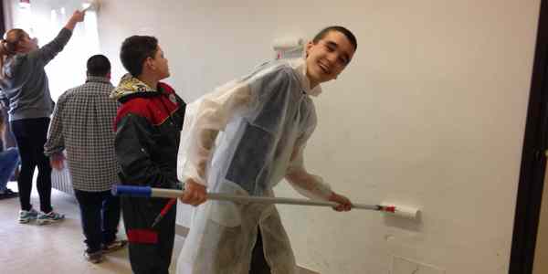 Chino Chini. Alunni-imbianchini ridipingono le aule. Le foto...