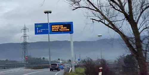 Pubblicità outlet sul cartello stradale? Foto della settimana (con polemica)