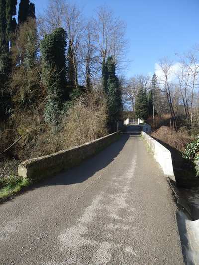 Molezzano. Volontari riparano la spalletta del ponte. Foto