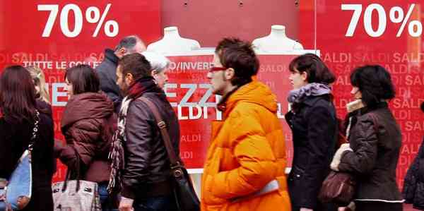 Barberino. 'Assalto' all'outlet per i saldi... Reportage