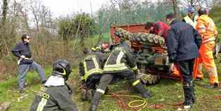 Trattore si ribalta, incidente sul lavoro