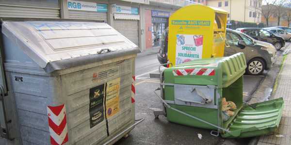 Bidone rovesciato in centro, da quattro giorni. Degrado a Borgo