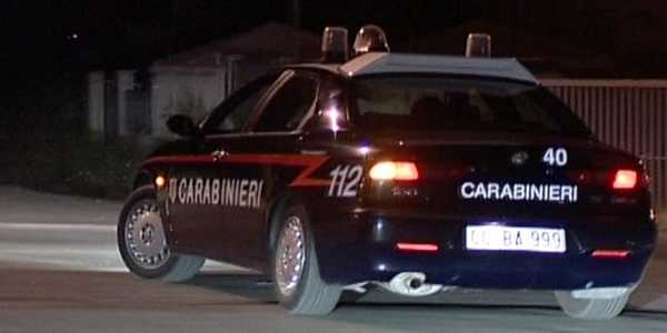 Fuoristrada forza il posto di blocco. Inseguimento a Barberino...