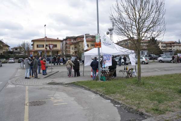 Selfie e bandiere. Salvini a Borgo, visto dagli opposti schieramenti....