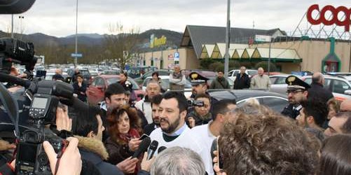 Selfie e bandiere. Salvini a Borgo, visto dagli opposti schieramenti....