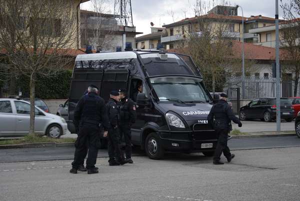 Selfie e bandiere. Salvini a Borgo, visto dagli opposti schieramenti....