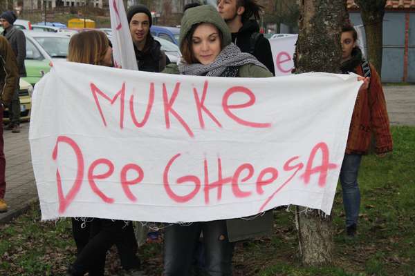 Selfie e bandiere. Salvini a Borgo, visto dagli opposti schieramenti....
