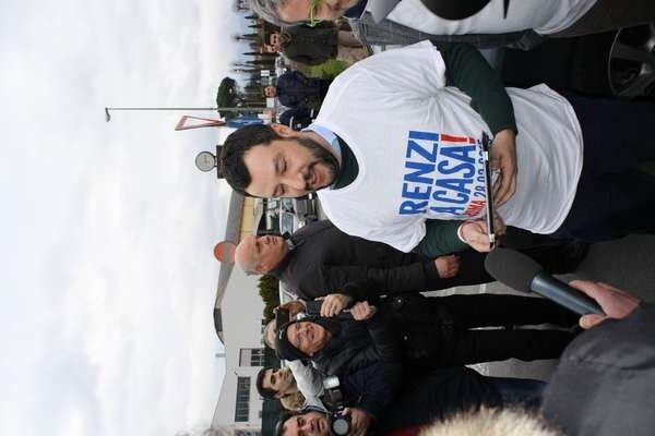 Selfie e bandiere. Salvini a Borgo, visto dagli opposti schieramenti....
