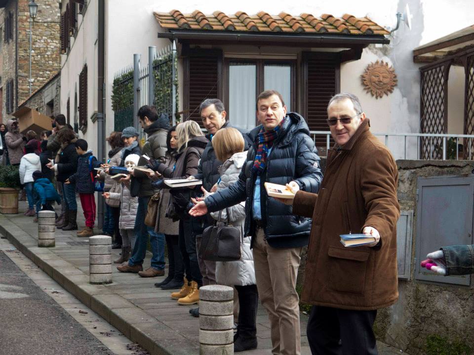 Una catena umana per... i libri. Succede a San Piero, le foto