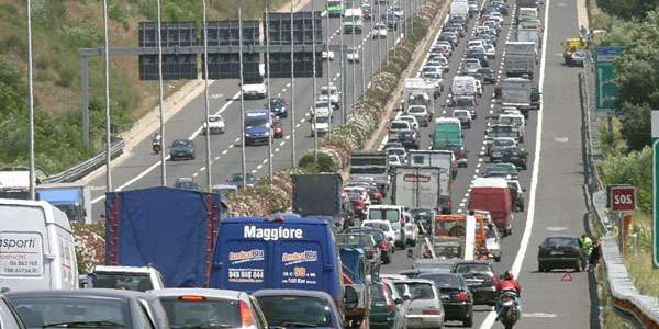 A1. Masso colpisce furgone e auto in transito