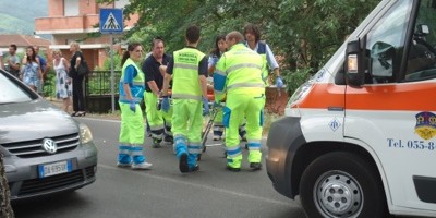 Auto contro semaforo. Donna ferita a Borgo