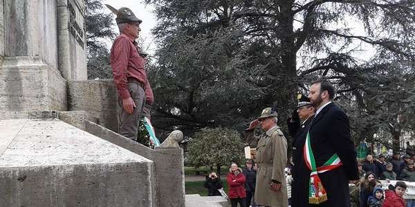 Il sindaco e gli Alpini. Foto della settimana