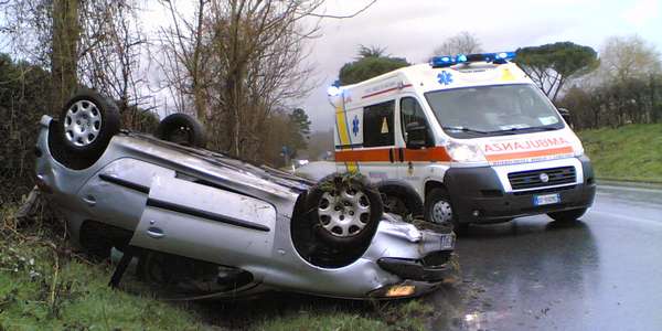 Auto ribaltata sulla Faentina, le foto. Donna non grave
