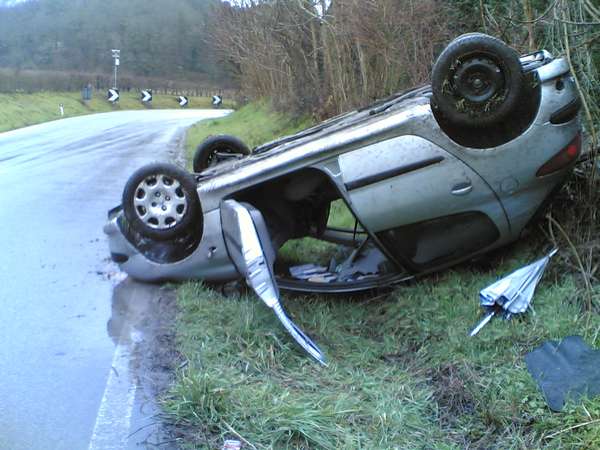 Auto ribaltata sulla Faentina, le foto. Donna non grave