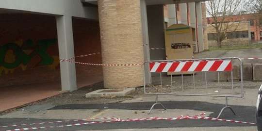 Le 'colonne' danneggiate dal vento. Denuncia degli studenti, e foto