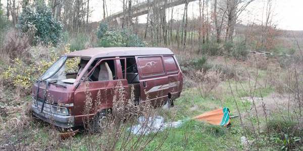 Auto abbandonate... incuria e degrado sul lago. Le foto...