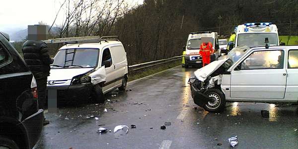 Frontale sulla Faentina. Due uomini in ospedale