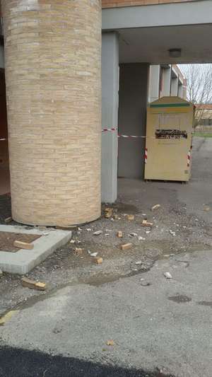 Le 'colonne' danneggiate dal vento. Denuncia degli studenti, e foto