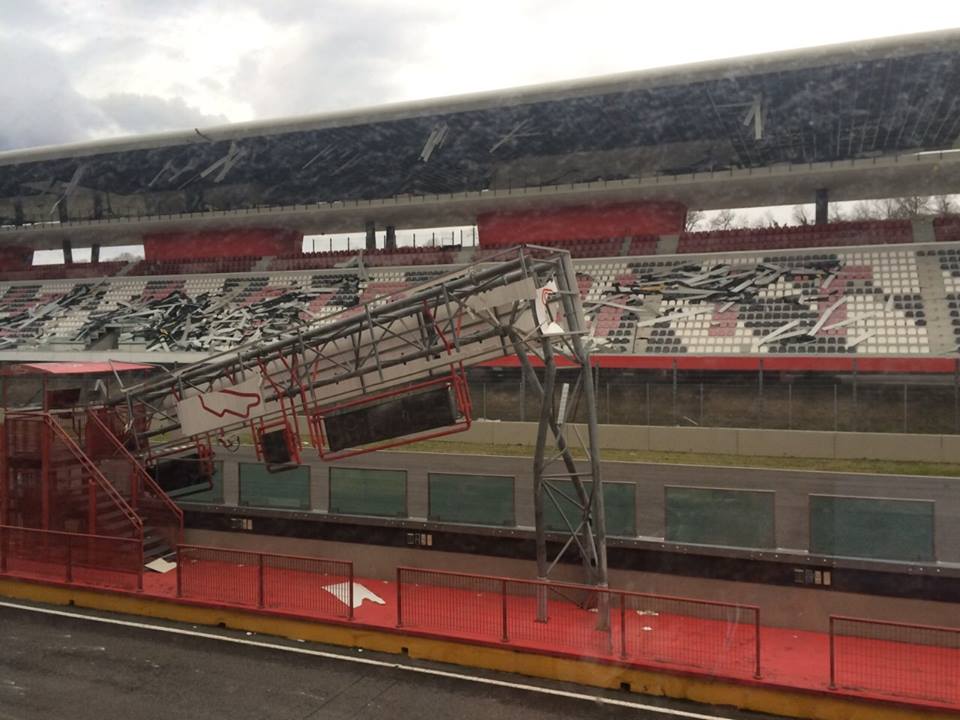 Volano i cartelloni e cadono 200 alberi all'Autodromo