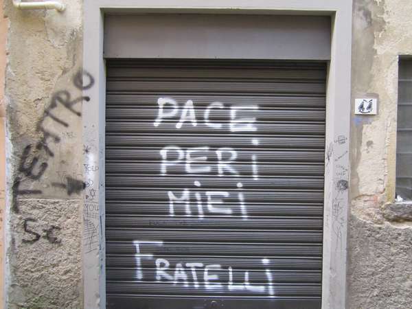 Scritte e 'controscritte' sui muri di Borgo. Foto