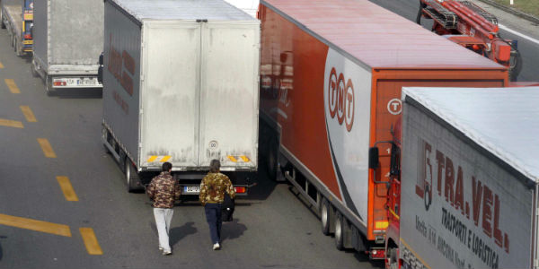 A1. Rubano carico di scarpe dal camion in sosta