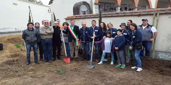 Scarperia. Piantati i cipressi donati da Avis dopo il vento. La foto
