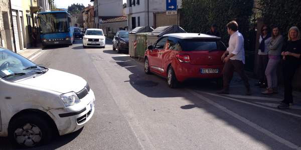 Scoppia gomma. Pensionato centra auto in sosta a Barberino