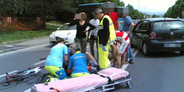 Urtato da un'auto. Ciclista cade a Borgo