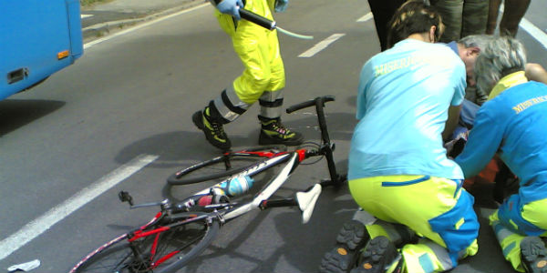 Urtato da un'auto. Ciclista cade a Borgo
