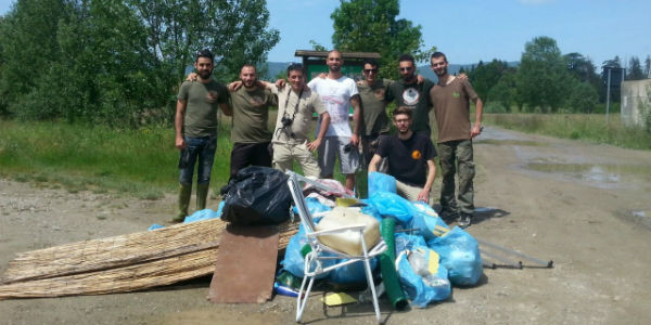 Bilancino. Volontari 20enni puliscono le sponde del lago