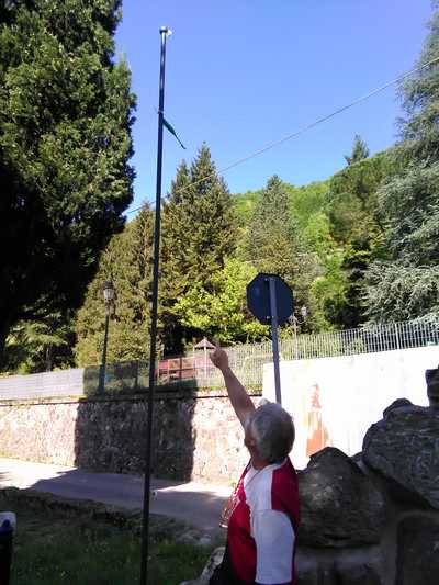 Rubata (di nuovo) la bandiera dal Monumento di Ronta