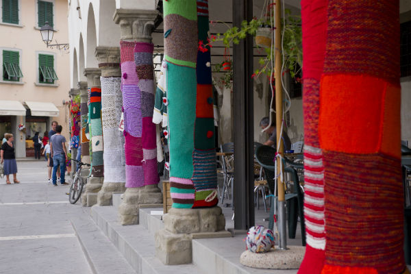 Il centro si riveste (davvero). Arriva la terza edizione di “Un filo di…”