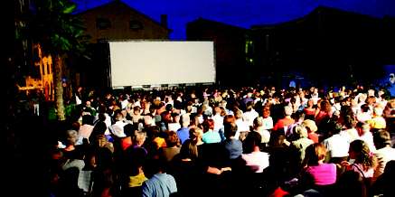 Via al Cinema sotto le stelle. I primi film