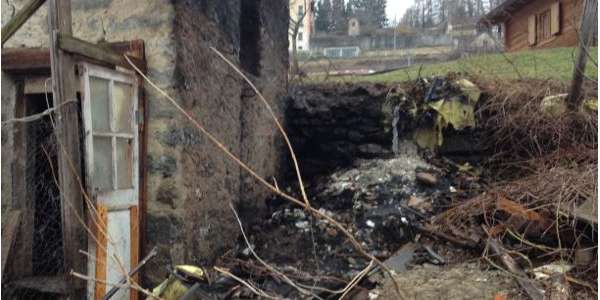 Incendio nel pollaio, arrivano i pompieri