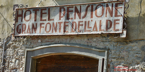 Fonte dell'Alpe. Dalla vita all'abbandono, foto della ex pensione