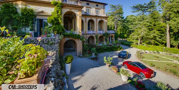 Il bolide e la villa. Foto in Mugello