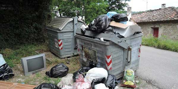 Rifiuti, degrado e inciviltà verso Villore.