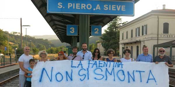 Pendolari. Foto di gruppo a San Piero contro lo smantellamento