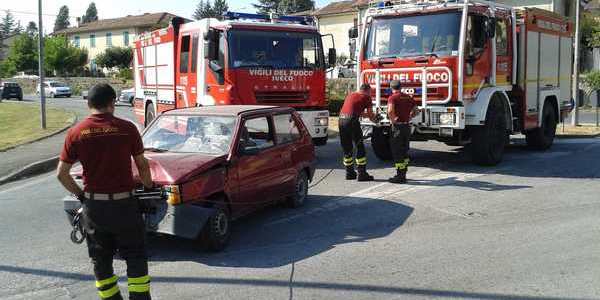 Auto contro il passaggio a livello a Vicchio. Due feriti