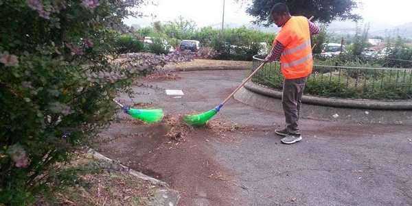 Borgo. Migranti all'opera ai giardini della stazione, le foto