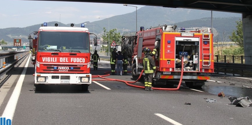 Camion ribaltato. A1 bloccata