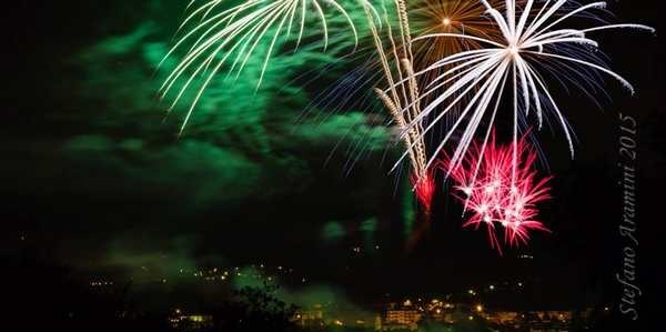 Magia su Borgo. Le foto dei fuochi di San Lorenzo