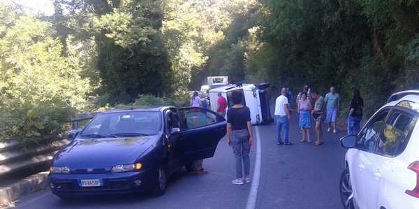 Dicomano. Furgone ribaltato, arriva l'ambulanza